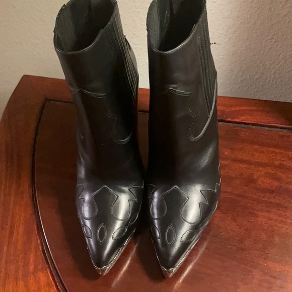 Saint Laurent Shoes - Saint Laurent Black leather booties Sz 39